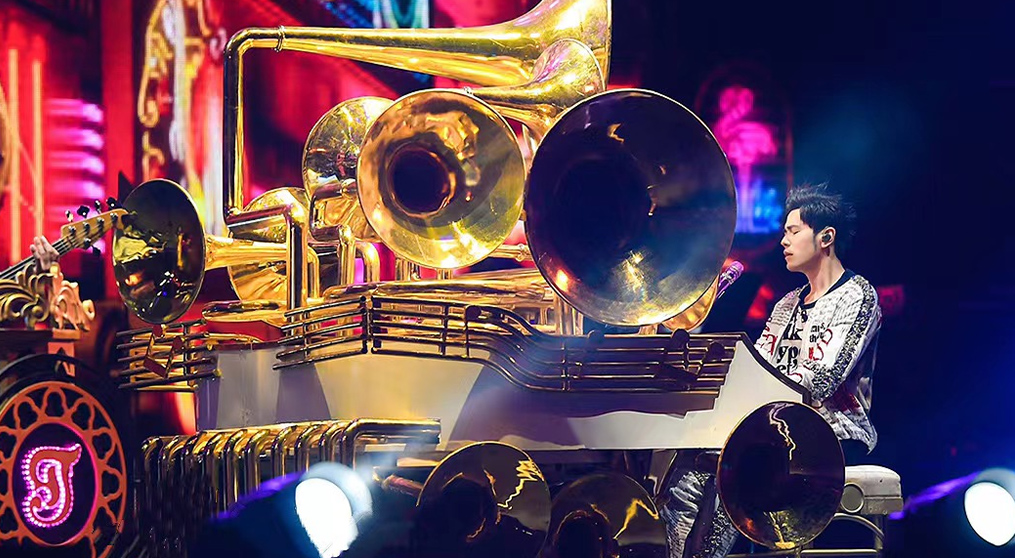 云顶集团透明屏和荧光棒系列产品亮相2022周杰伦新加坡演唱会